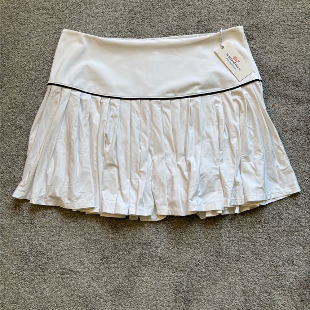 Vineyard Vines pleated tennis skirt, white, size large. NWT